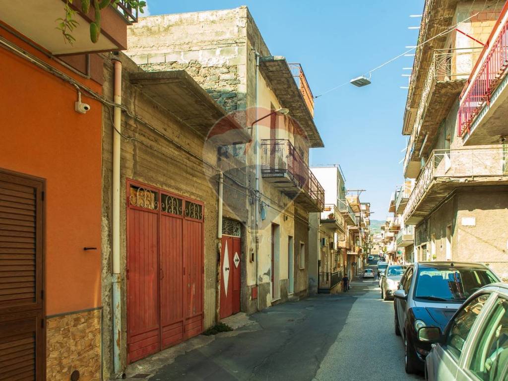Casa indipendente a Santa maria di licodia in via giovanni verga, 29 - Foto 2