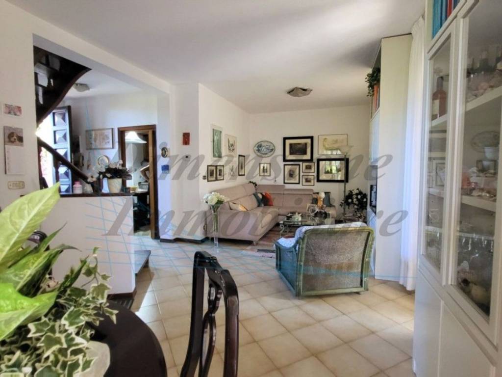 Villa a Rosignano marittimo in Via Lago D'Iseo s.n.c - Foto 2
