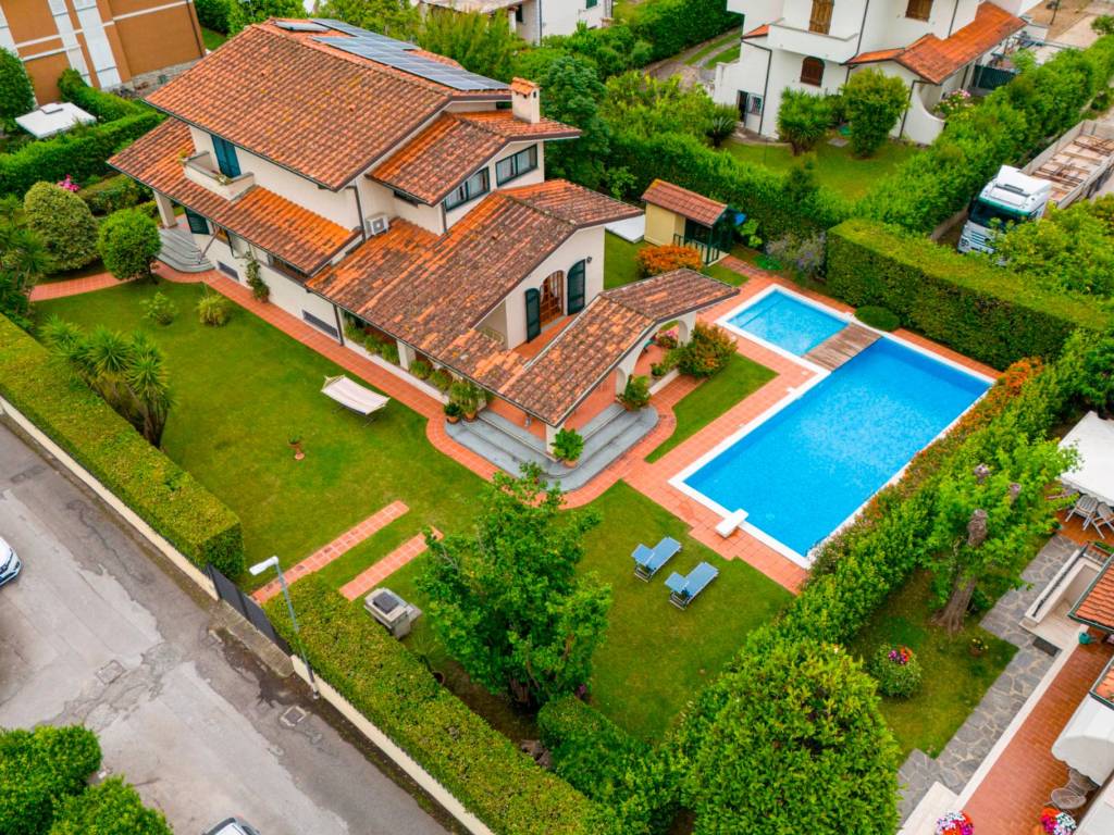 Villa a Forte dei marmi in Via Martiri Sassaia, 5 - Foto 2