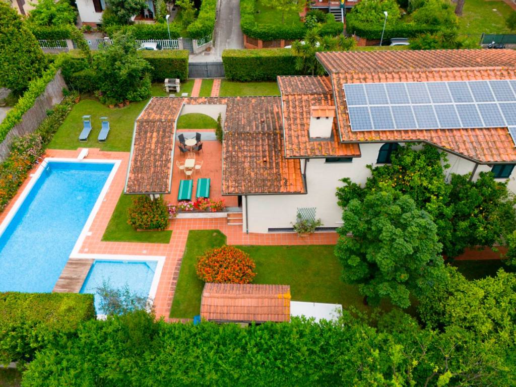 Villa a Forte dei marmi in Via Martiri Sassaia, 5 - Foto 3