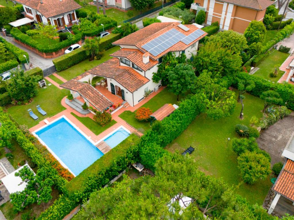 Villa a Forte dei marmi in Via Martiri Sassaia, 5 - Foto 4