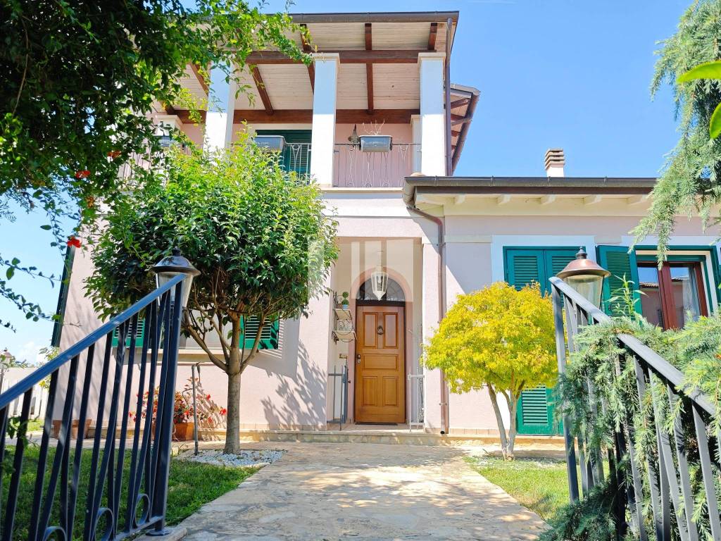 Villa a Mosciano sant'angelo in Via Salvador Allende - Foto 2