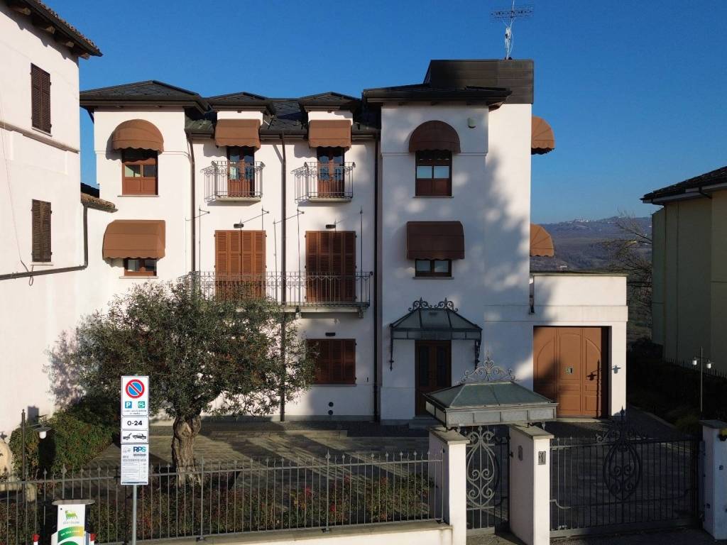 Villa a Serralunga d'alba in Piazza Maria Cappellano, 1 - Foto 2