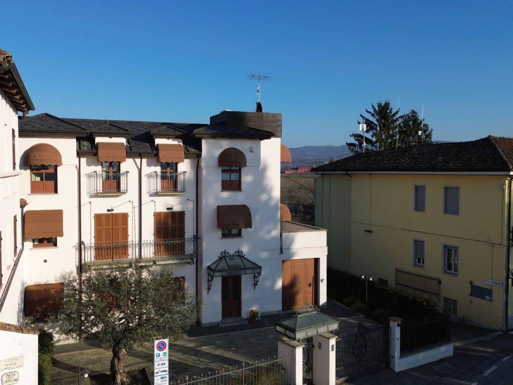 Villa a Serralunga d'alba in Piazza Maria Cappellano, 1 - Foto 3