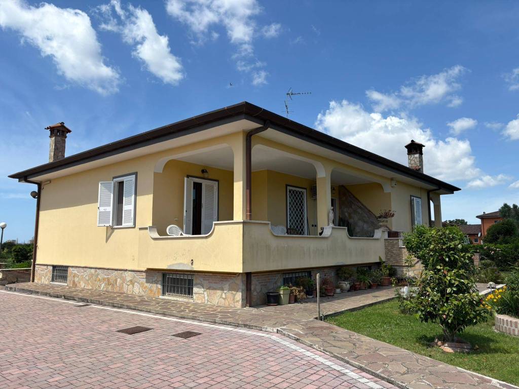 Villa a Aprilia in Via Carano, 40 - Foto 2
