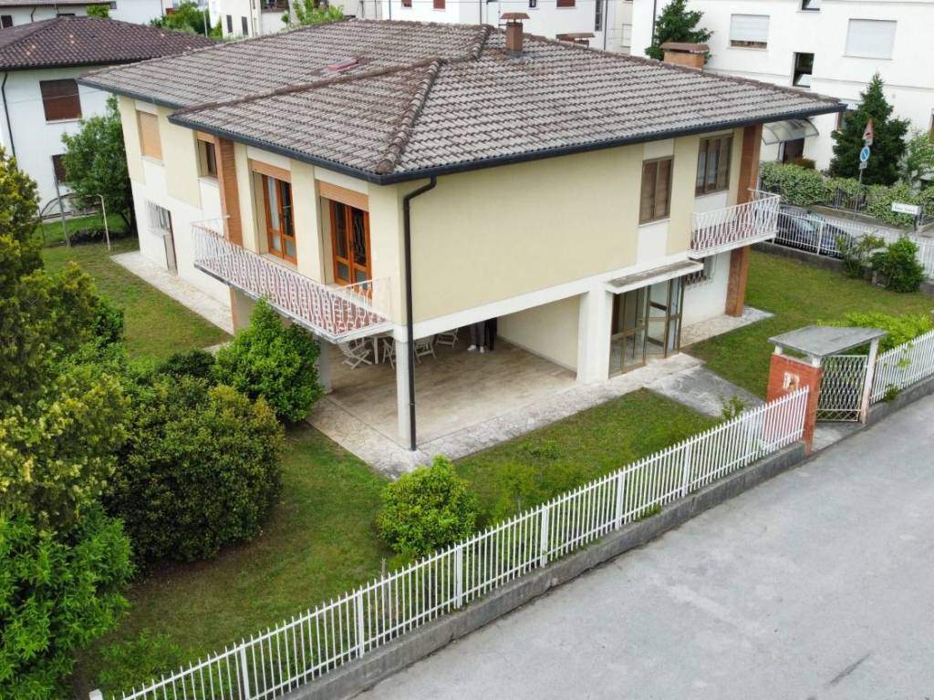 Villa a Bassano del grappa in Via Verona - Foto 4