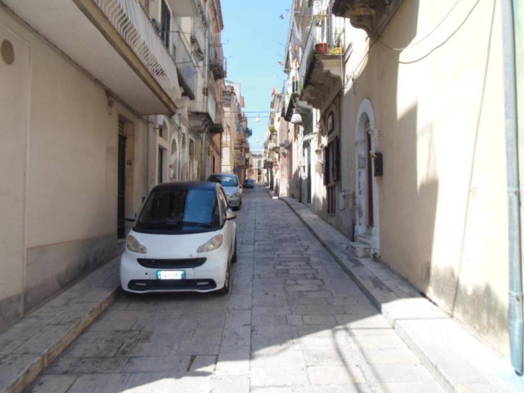 Immobile a Ragusa in VIA CARRUBA 26/28, VIA RIMMAUDO 71, VIA UNDICI FEBBRAIO 27/29, VIA CHIASSO PILIERI 3 - Foto 2