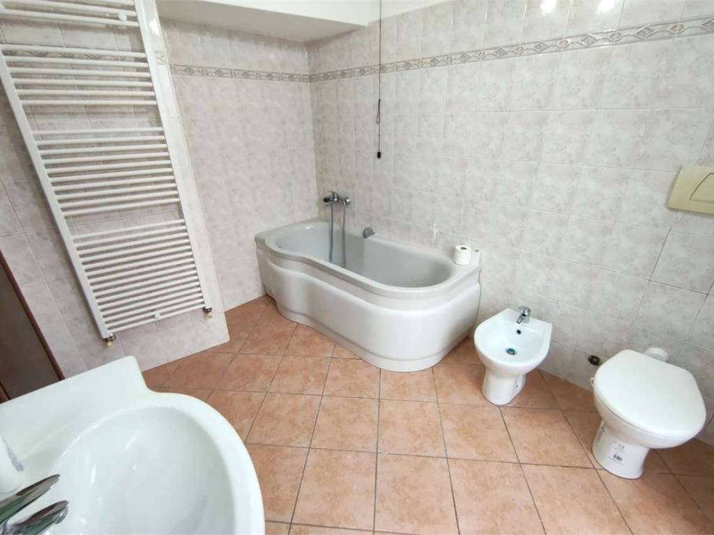 Appartamento a Caronno pertusella in VIA MAZZINI, 98 - Foto 4