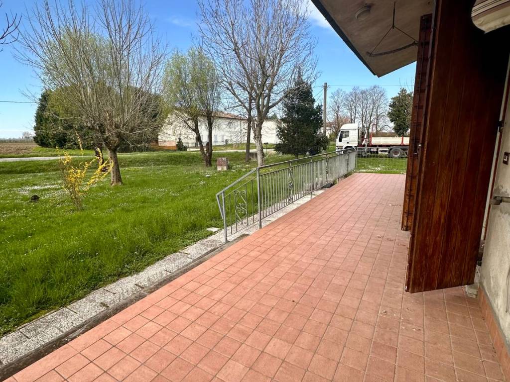 Villa a Mirandola in Via Ponte Pietra - Foto 2