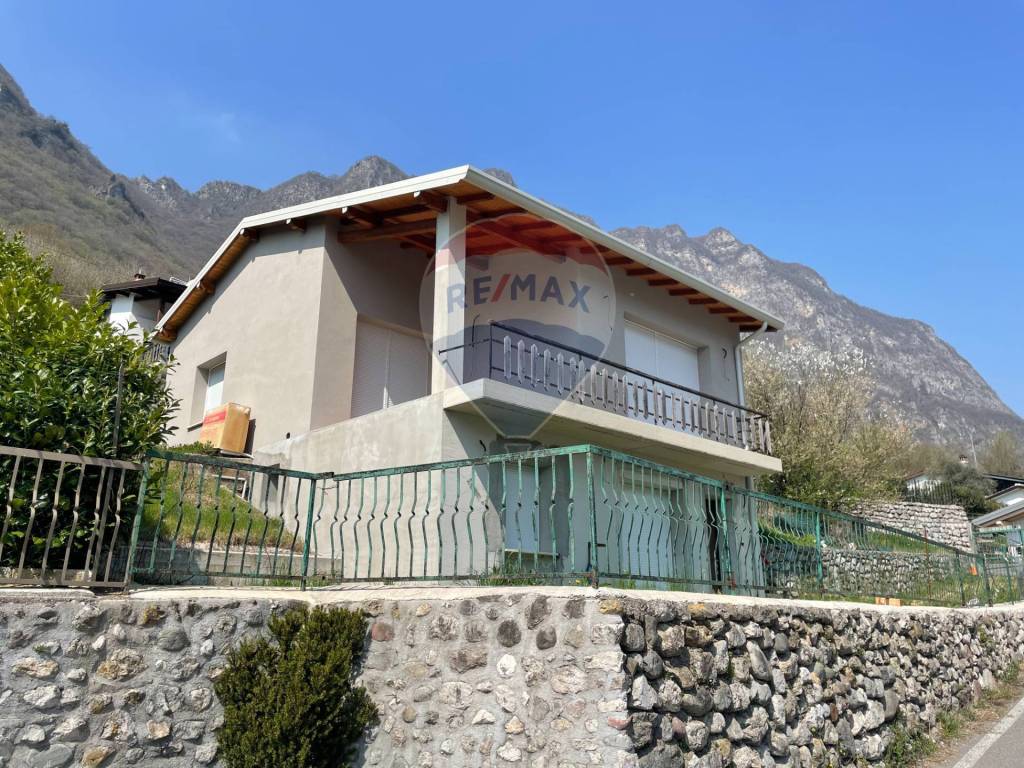 Villa a Idro in Via Giacomo Surpi, 1 - Foto 2