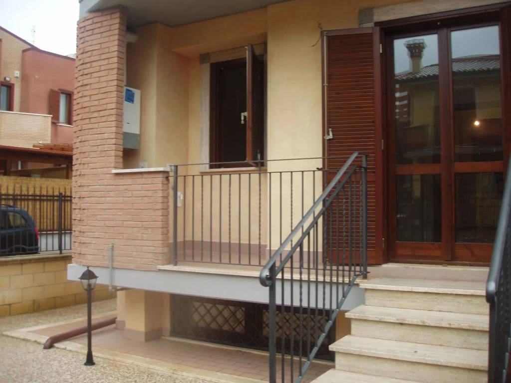 Villa a Cisterna di latina in Via Monti Lepini S.N.C. - Foto 2