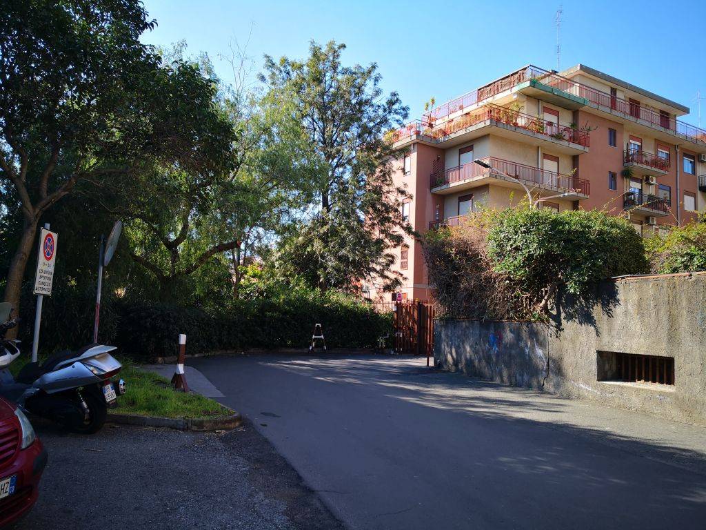 Box / garage a Catania in Via Francesco Zangrì, 30 - Foto 2