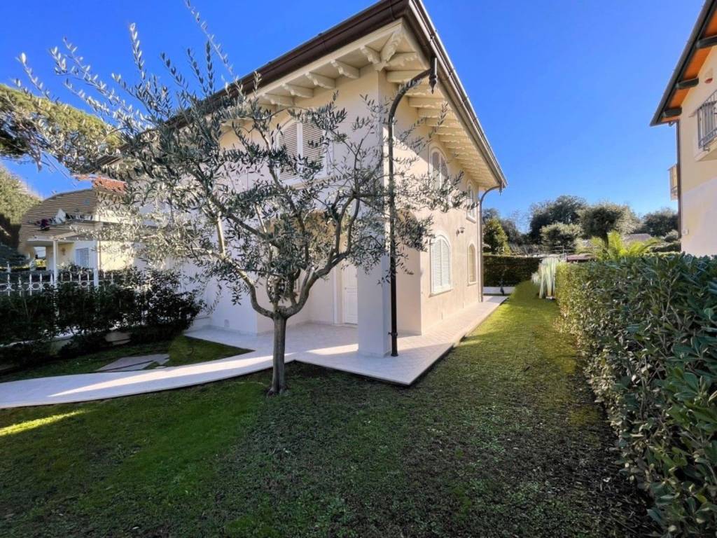 Villa a Pietrasanta in Quartiere Motrone - Foto 2
