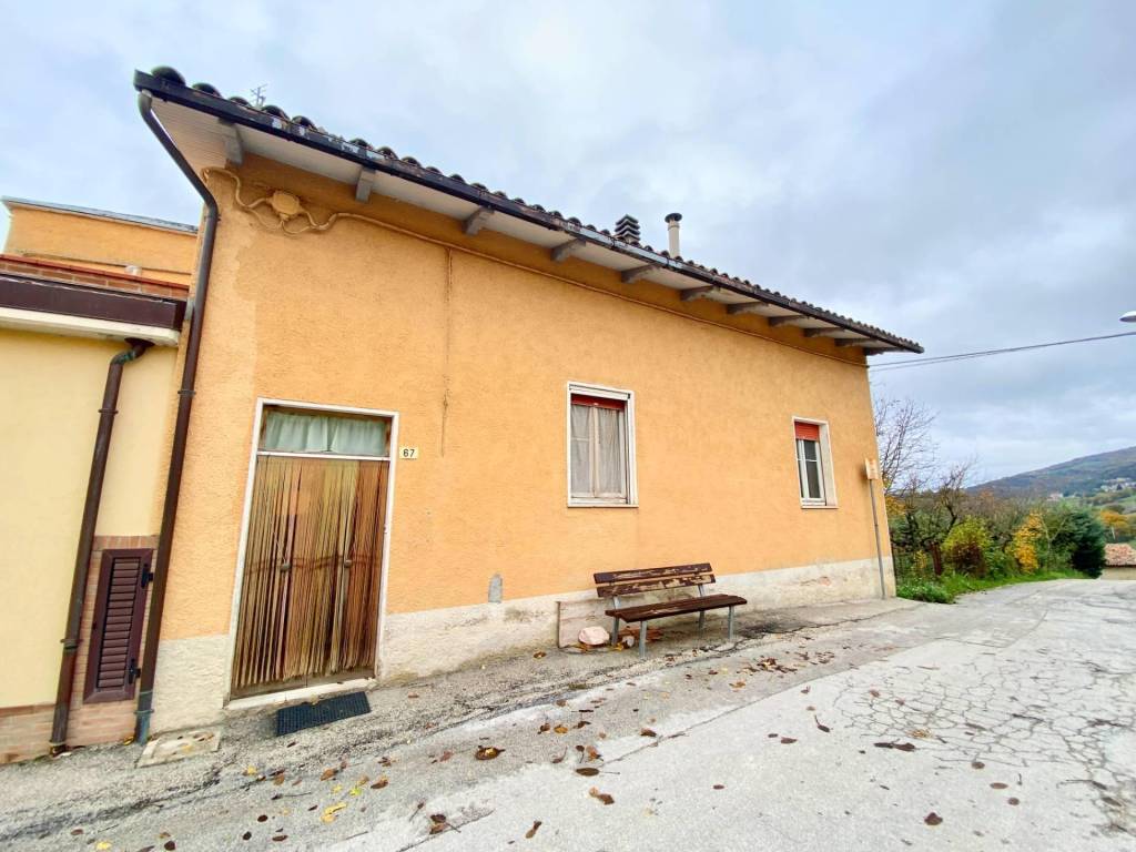 Casa indipendente a Fabriano in FRAZIONE CASE CIARAMELLA - Foto 2