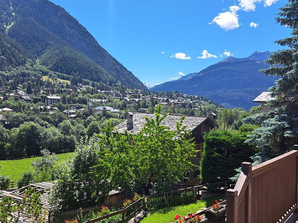 Appartamento a Courmayeur in Strada della Vittoria - Foto 2