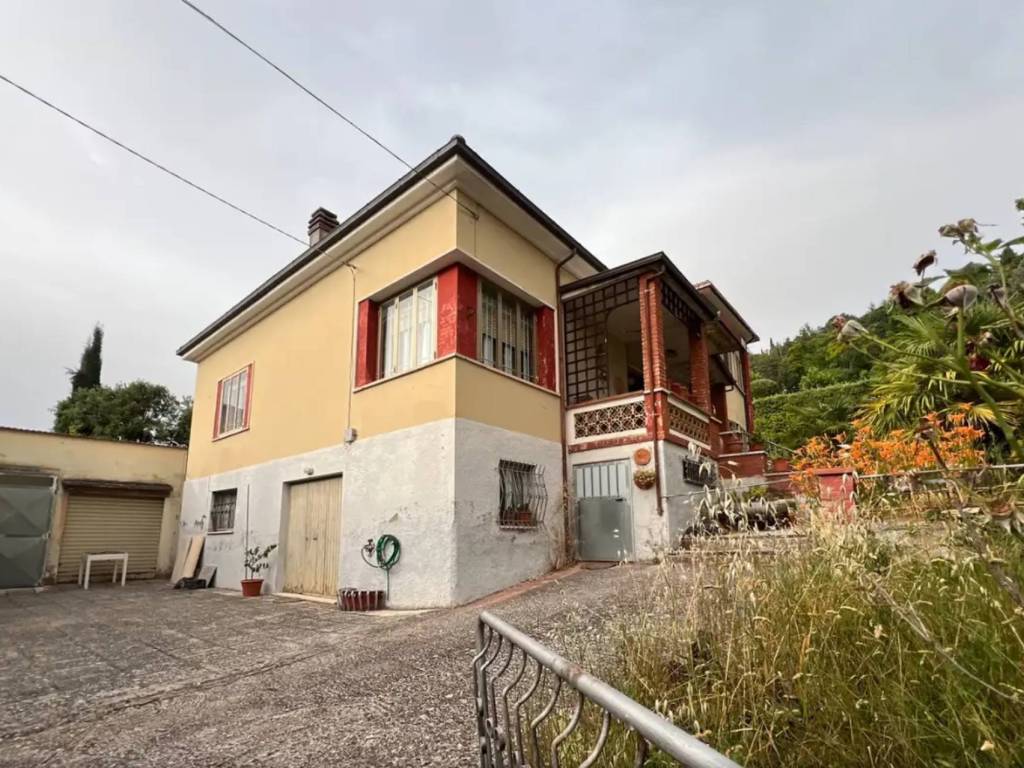 Villa a Gualdo tadino in Via Trento e Trieste - Foto 4