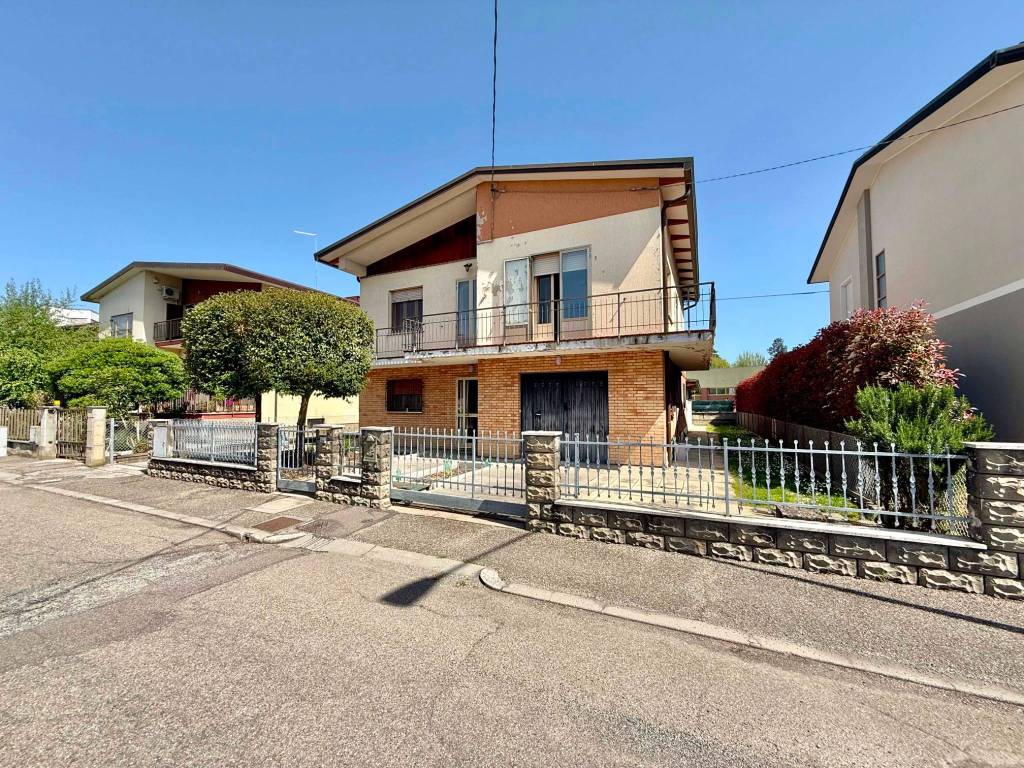 Villa a Alfonsine in Via Aurelio Tarroni, 19 - Foto 2