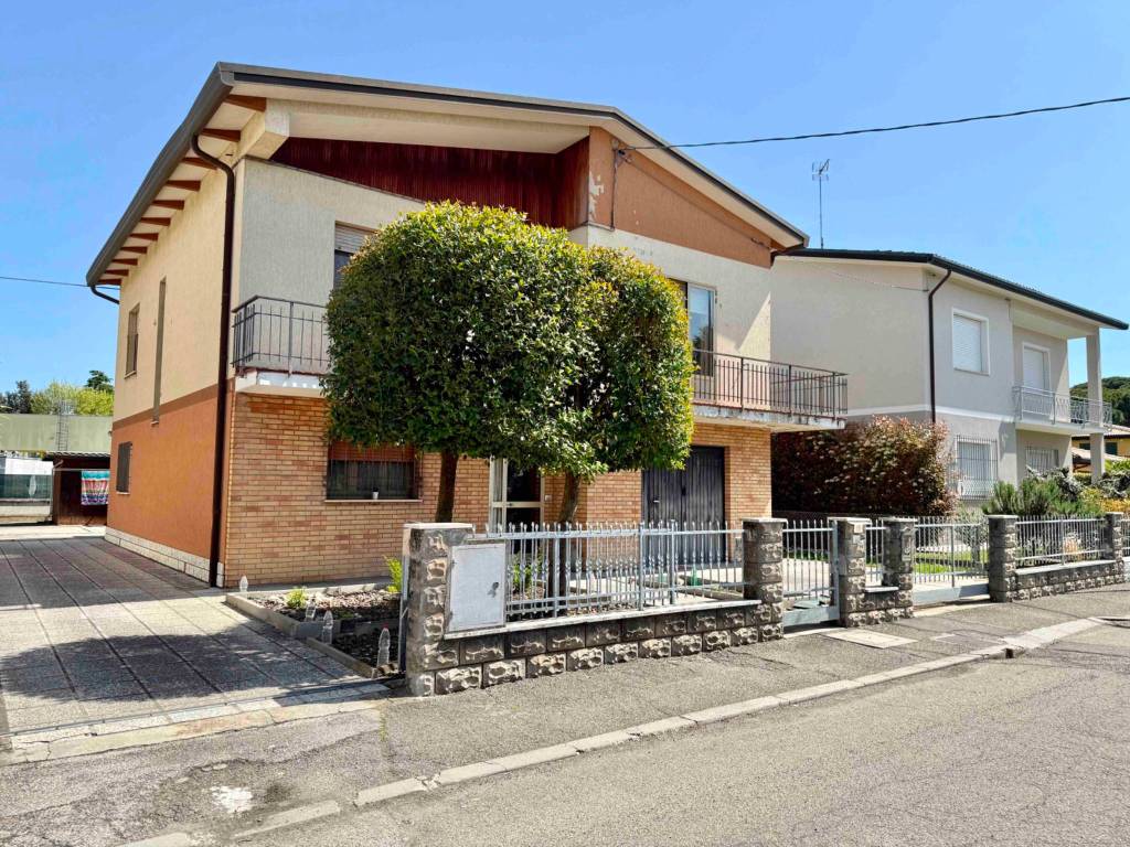 Villa a Alfonsine in Via Aurelio Tarroni, 19 - Foto 4