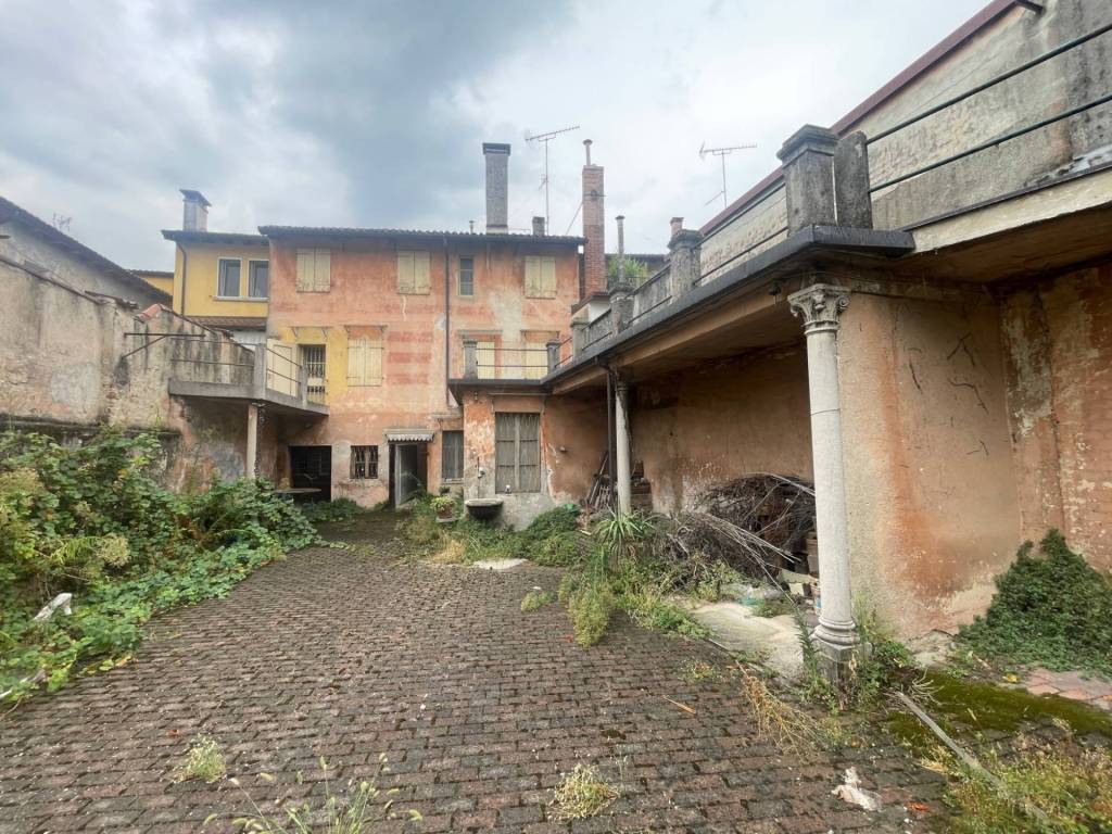 Palazzo / stabile a Udine in Via Superiore, 79 - Foto 2