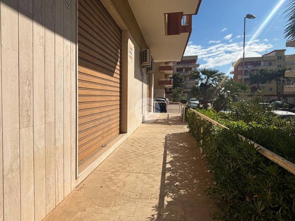 Immobile a Manfredonia in LOCALE COMMERCIALE Via Pietro Nenni, 3 - Foto 2