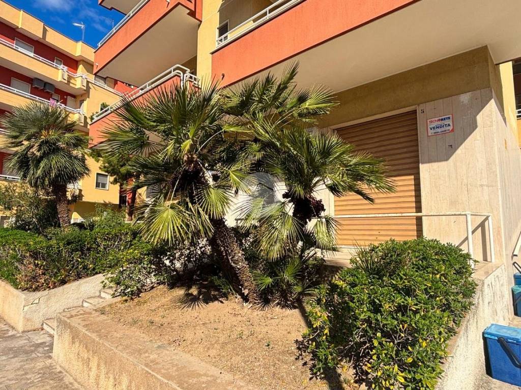 Immobile a Manfredonia in LOCALE COMMERCIALE Via Pietro Nenni, 3 - Foto 4
