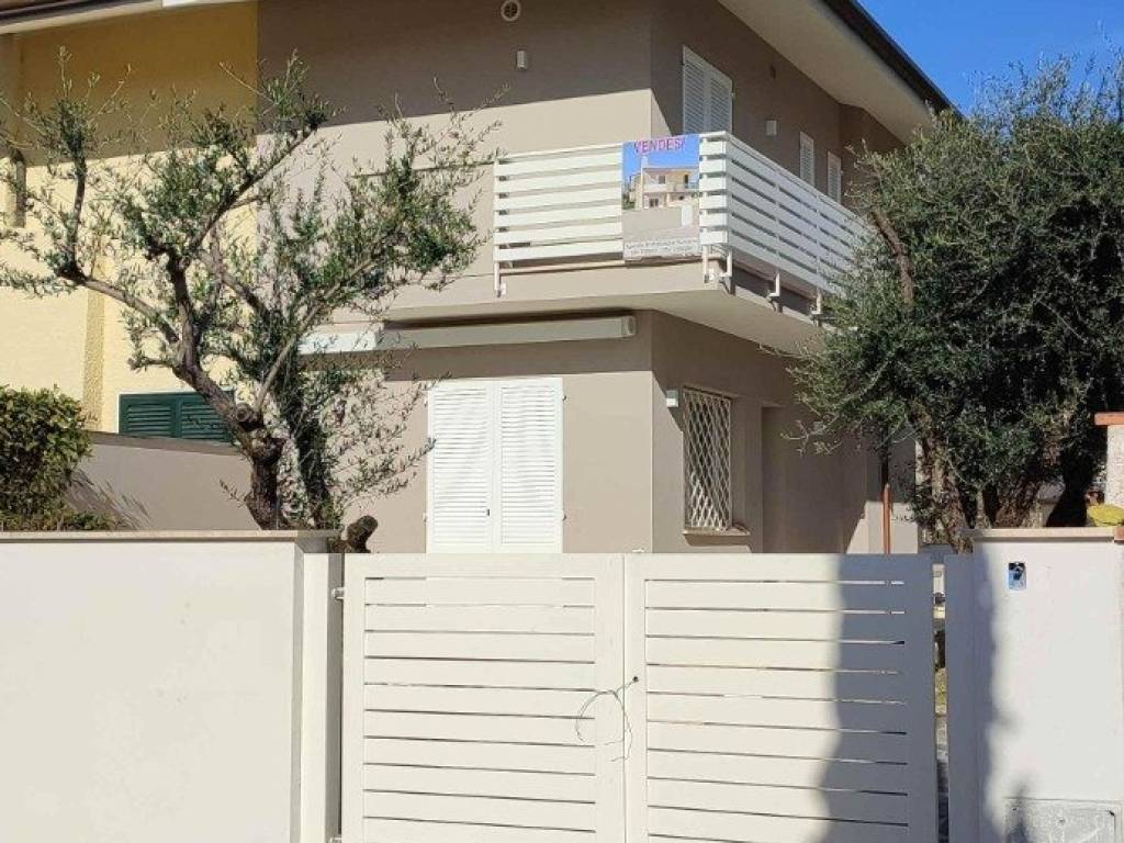 Villa a Pietrasanta in Via Ficalucci, 28 - Foto 2
