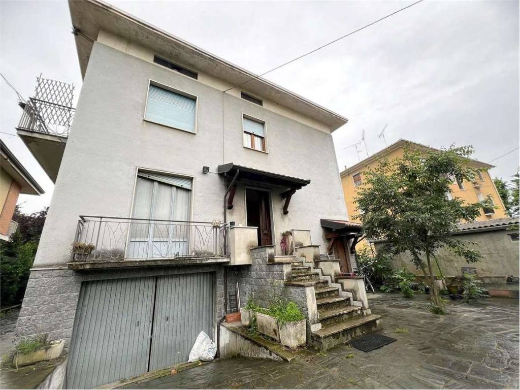 Casa indipendente a Borgomanero in Via Fratelli Maioni, 17 - Foto 2