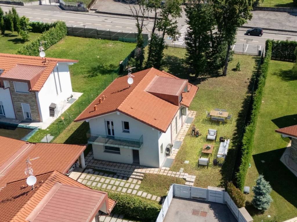 Villa a Tradate in Via Umberto Giordano, 18 - Foto 2