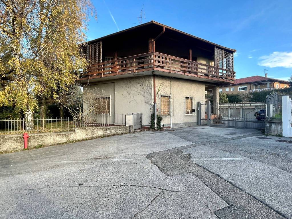 Palazzo / stabile a Dolzago in Via Adua, 20 - Foto 2