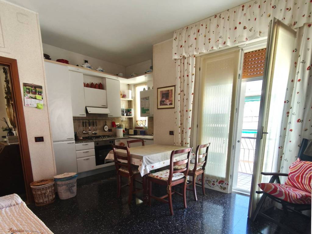 Appartamento a Albissola marina in Viale Alessandro Faraggiana - Foto 3