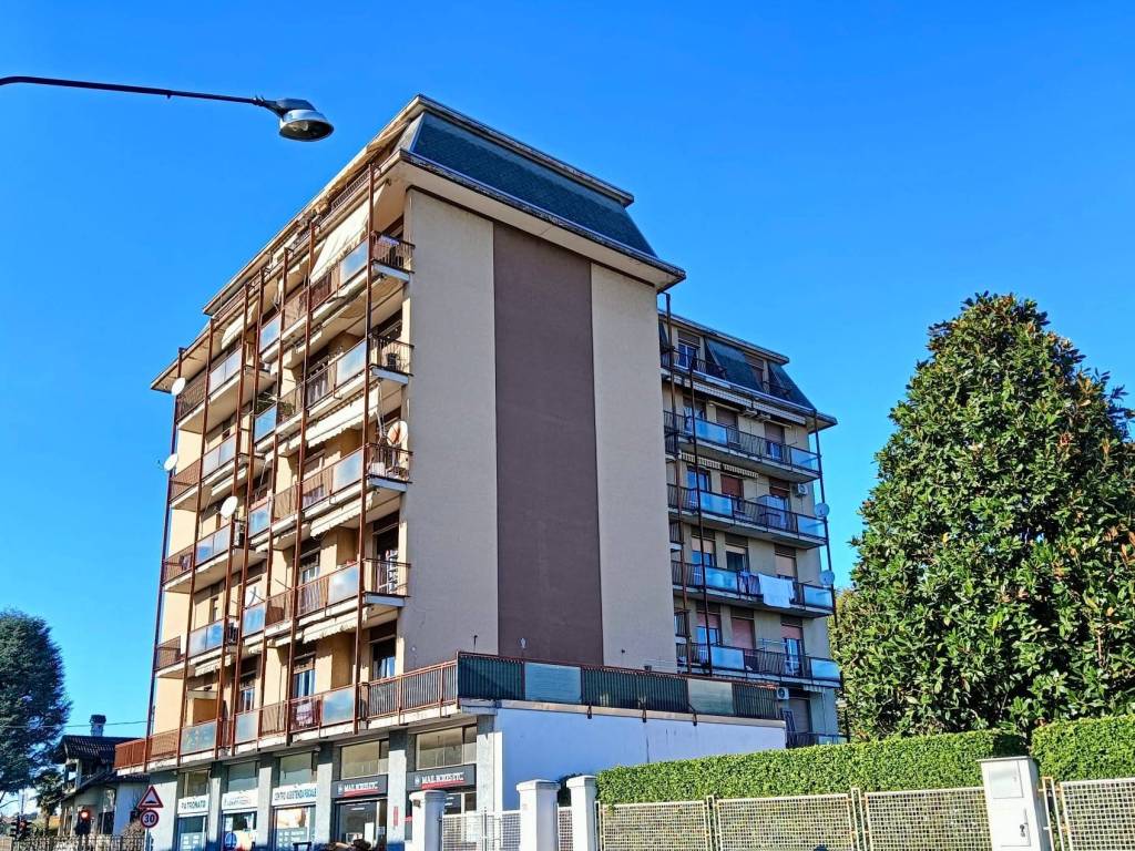 Appartamento a Lonate pozzolo in Via Silvio Pellico, 1 - Foto 2