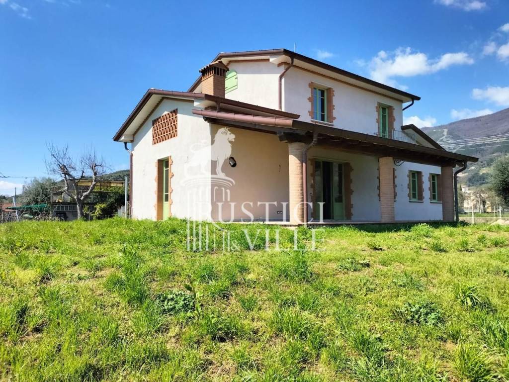 Villa a Pietrasanta in Via Vaiana - Foto 2