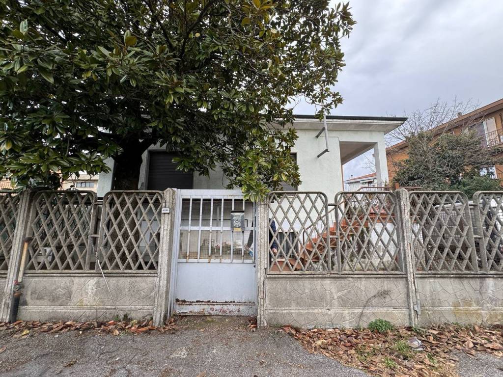 Villa a Busto arsizio in Via Oristano, 11 - Foto 2