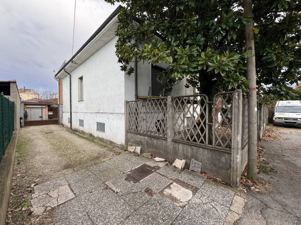 Villa a Busto arsizio in Via Oristano, 11 - Foto 3