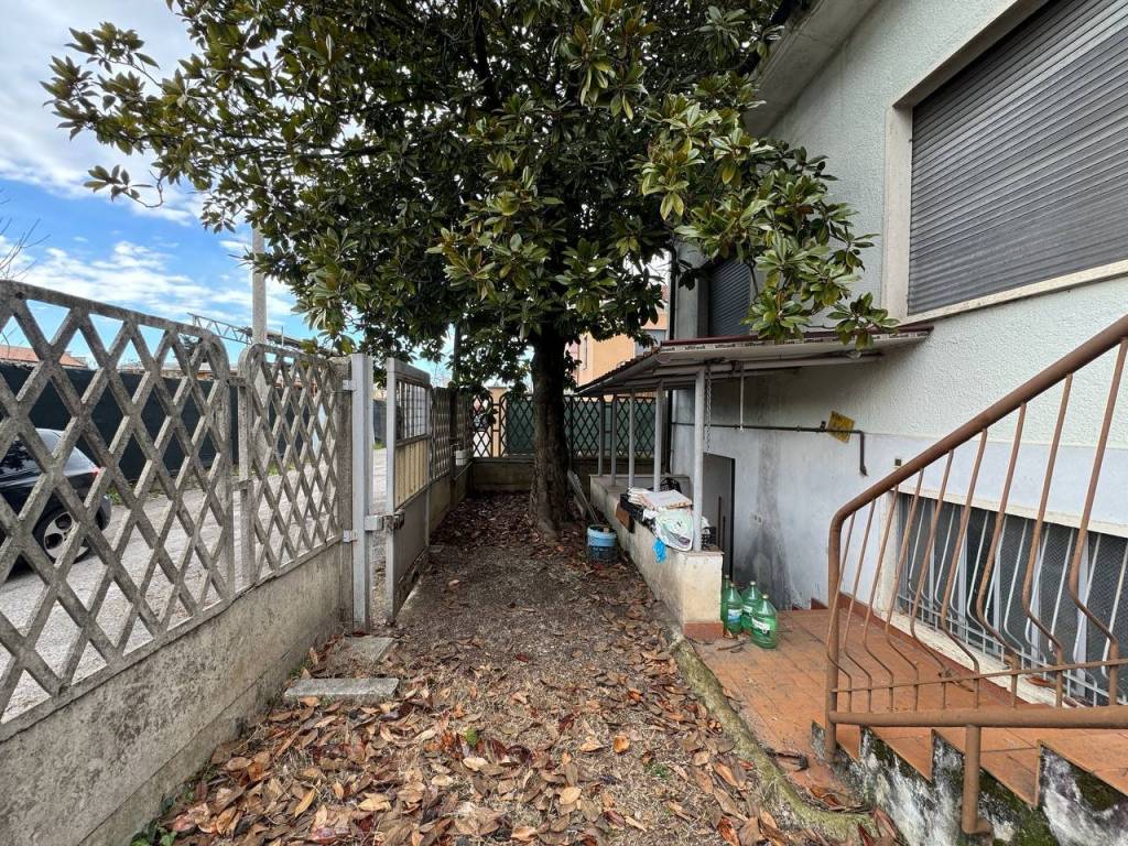 Villa a Busto arsizio in Via Oristano, 11 - Foto 4