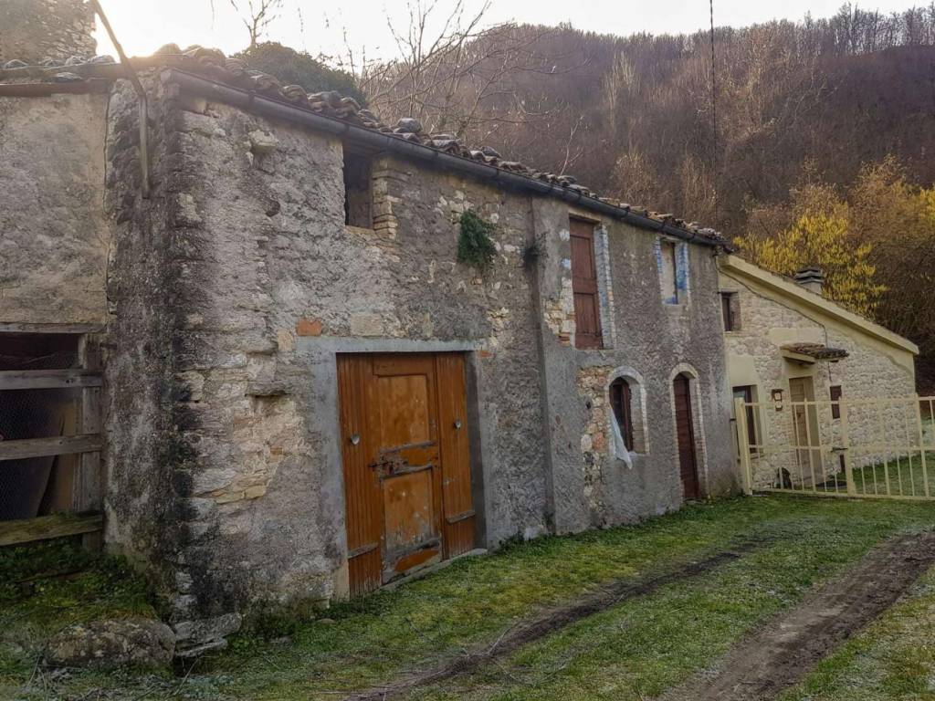 Rustico / casale a Frontone in strada delle Pescare - Foto 2