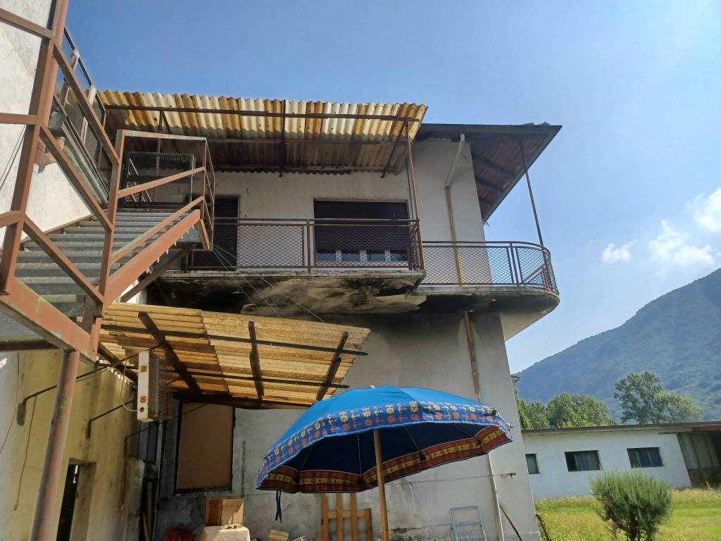 Casa indipendente a Omegna in Via Fratelli Cairoli, 11 - Foto 2