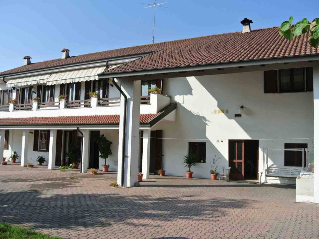 Casa indipendente a Borgolavezzaro in Via Vittorio Veneto - Foto 1