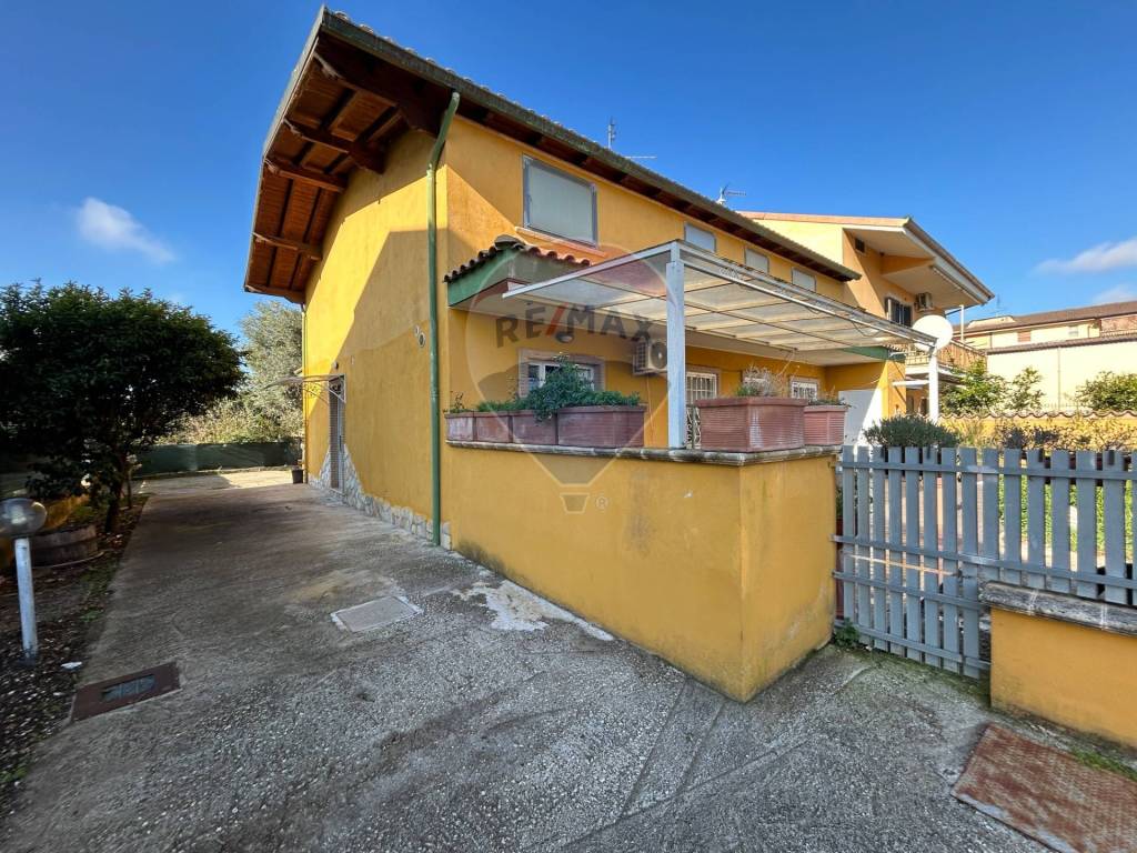 Villa a Aprilia in Via Chieti, 40 - Foto 3