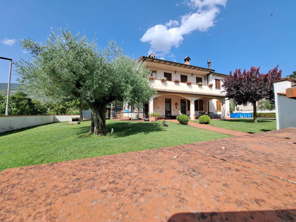 Villa a Campello sul clitunno in Via Andrea Gradassi - Foto 2