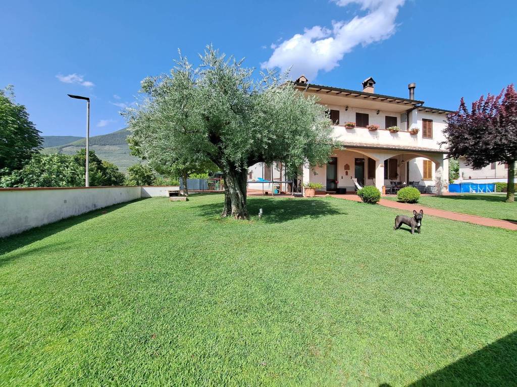 Villa a Campello sul clitunno in Via Andrea Gradassi - Foto 3