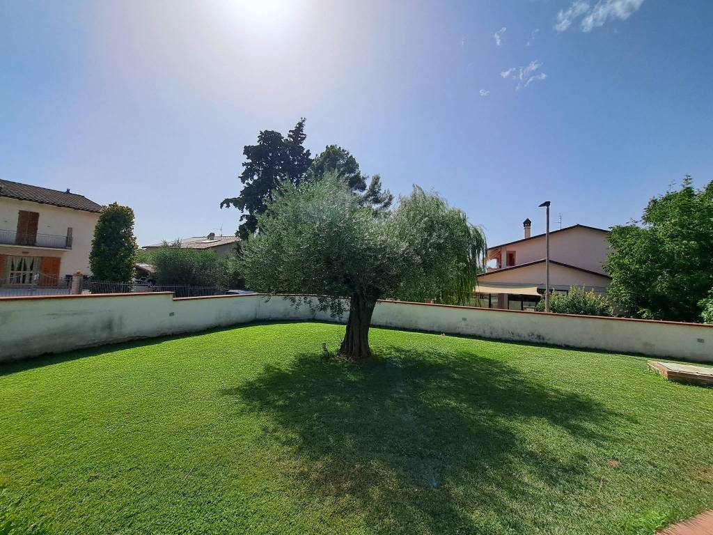Villa a Campello sul clitunno in Via Andrea Gradassi - Foto 5