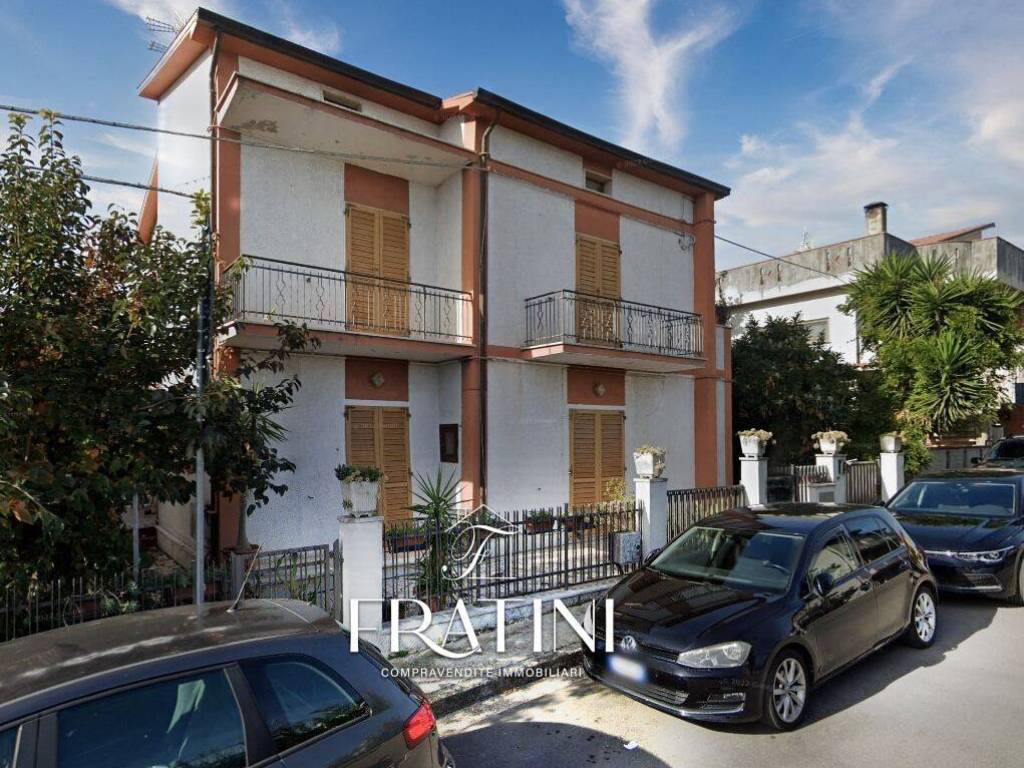 Casa indipendente a Nereto in Via Michelangelo, 15 - Foto 2