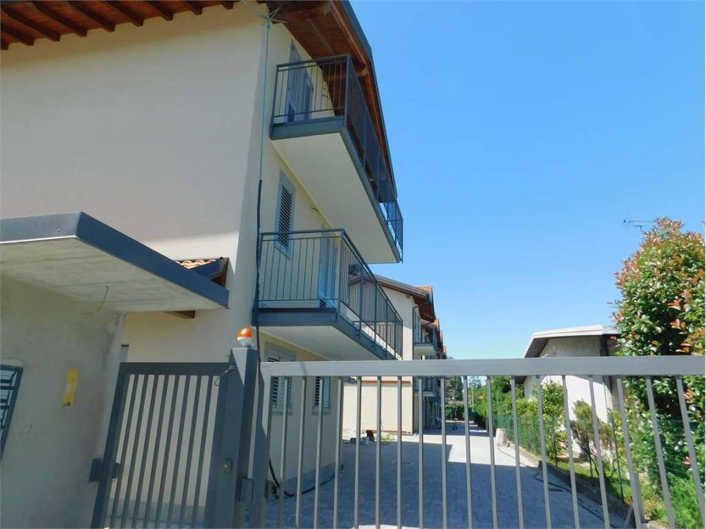 Villa a Besnate in via Piaggio , 26 - Foto 2