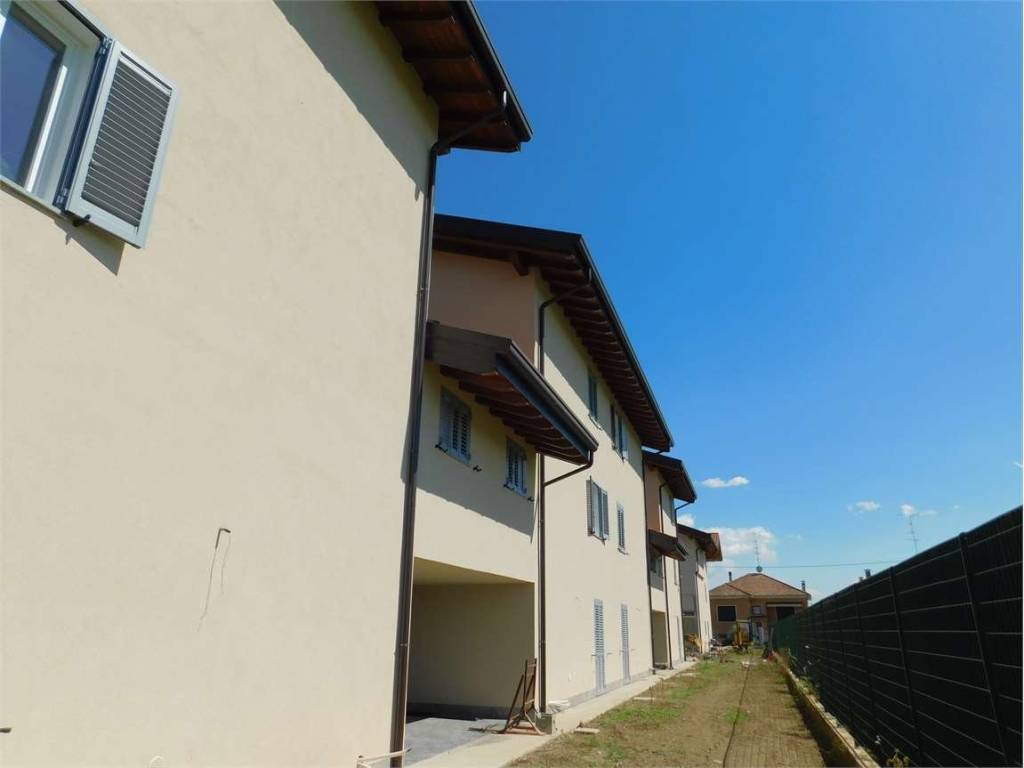 Villetta a schiera a Besnate in via Piaggio, 26 - Foto 3