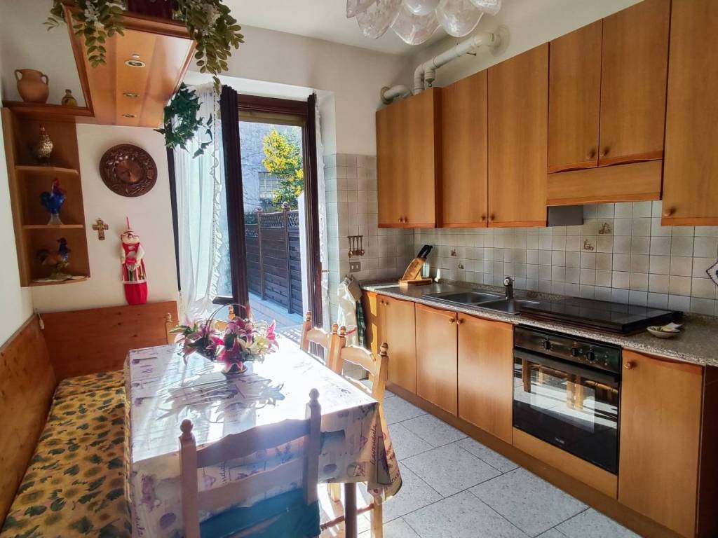 Villa a Tradate in Via Damiano Chiesa - Foto 2