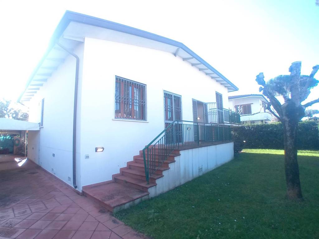 Villa a Pietrasanta in Via 19 Settembre - Foto 2