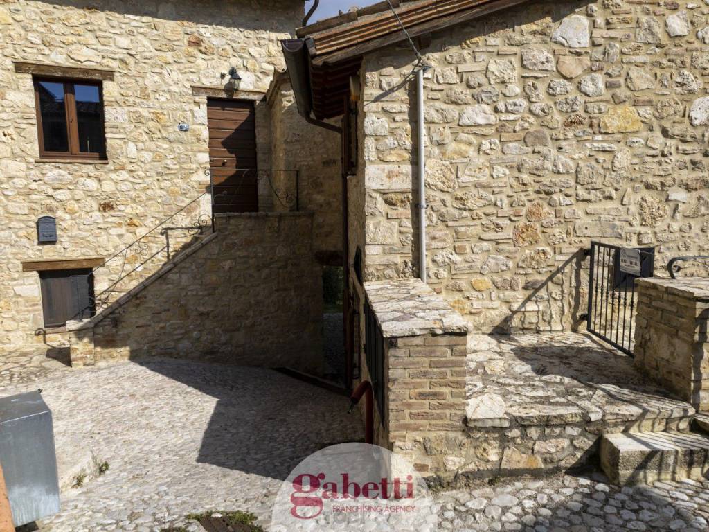 Appartamento a Gualdo cattaneo in Piazza Giuseppe Mazzini, 13 - Foto 2