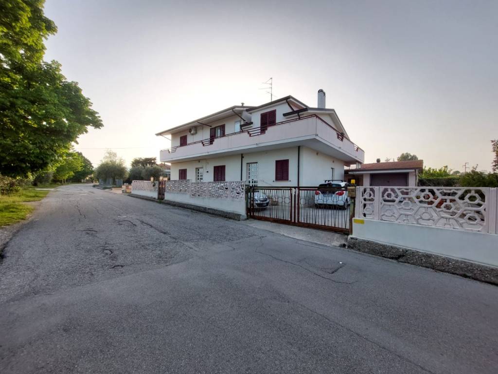 Villa a Nereto in Strada Comunale Parignano Inferiore - Foto 3