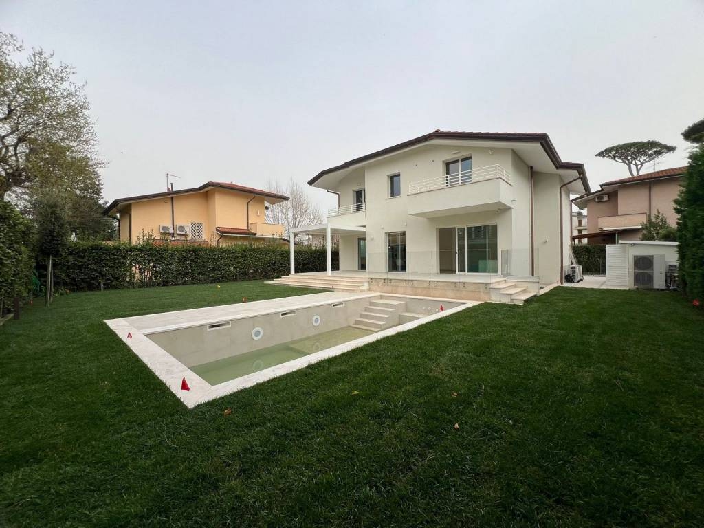 Villa a Pietrasanta in Via Enrico Toti, 46 - Foto 2